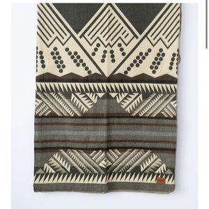 Heartprint threads blanket queen